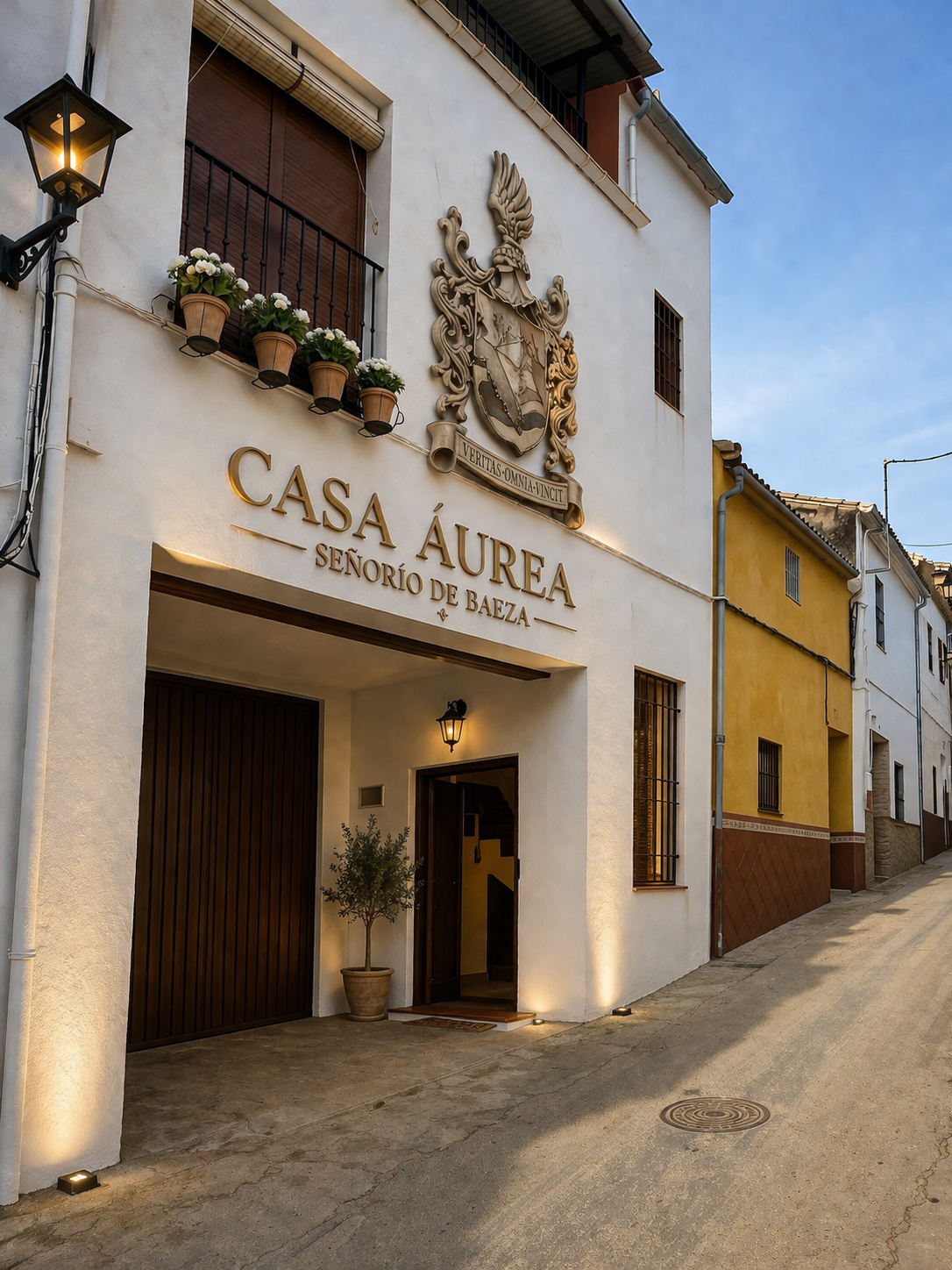 Fachada de Casa Señorío de Baeza con el escudo Waterhouse esculpido sobre la entrada