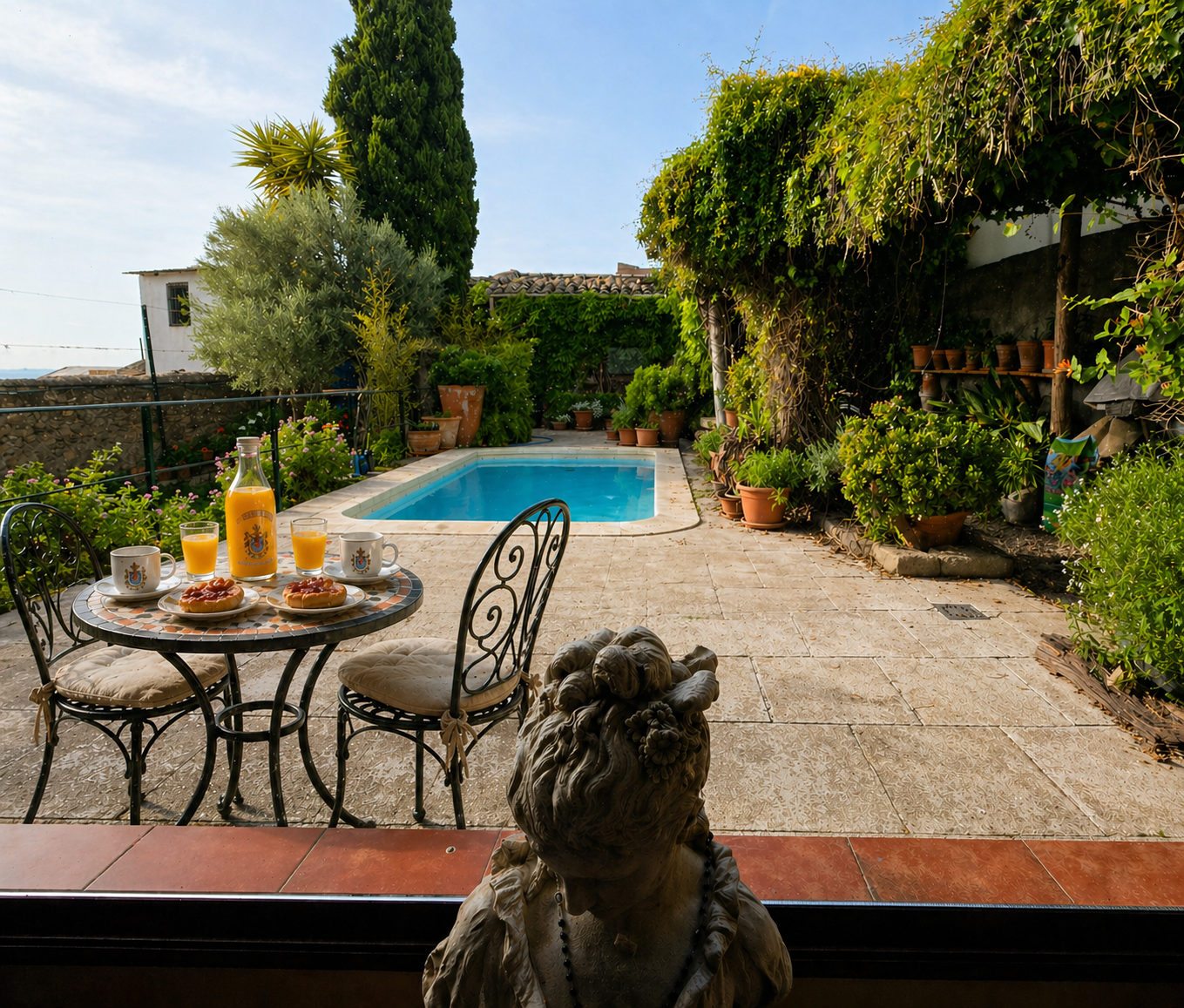 Patio andaluz de Casa Señorío de Baeza con piscina